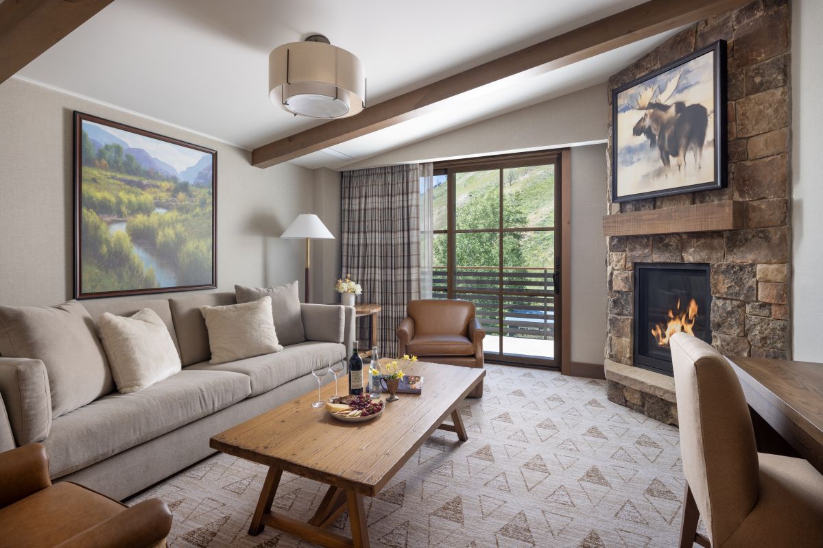 Rusty Parrot Lodge & Spa suite living space